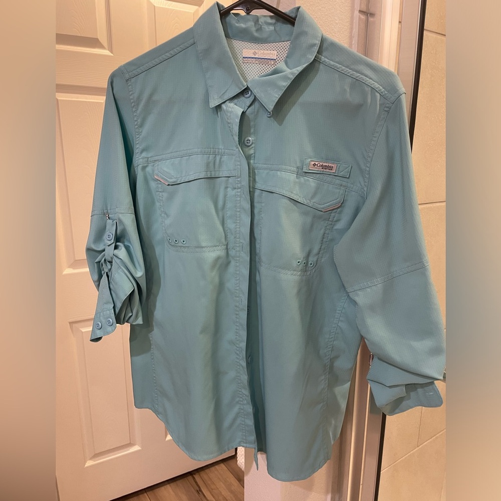 Columbia women’s Light Blue Long-Sleeve Performance Shirt